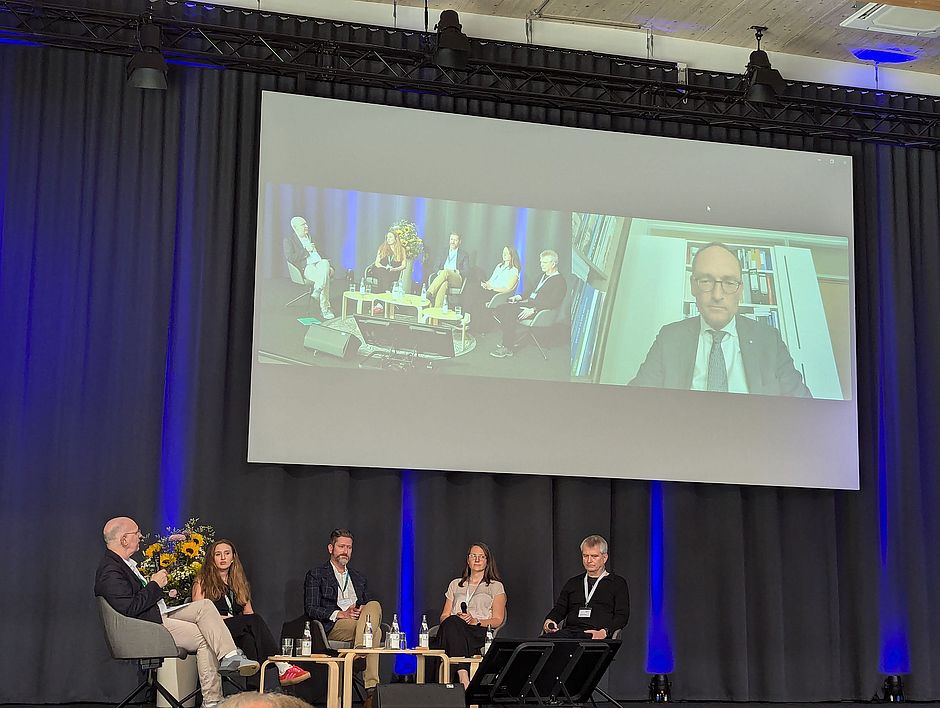 Prof. Dr. Matthias W. Beckmann (Erlangen), Lara Roth (Patientenvertreterin), Bernhard Seidenrath (MdL), Dr. Nora Lubina (Augsburg), Dr. Georg Münzenrieder (StMGP) sowie Prof. Dr. Martin Boeker (München) bei der Podiumsdiskussion „Digitalisierung in der Onkologie“ 